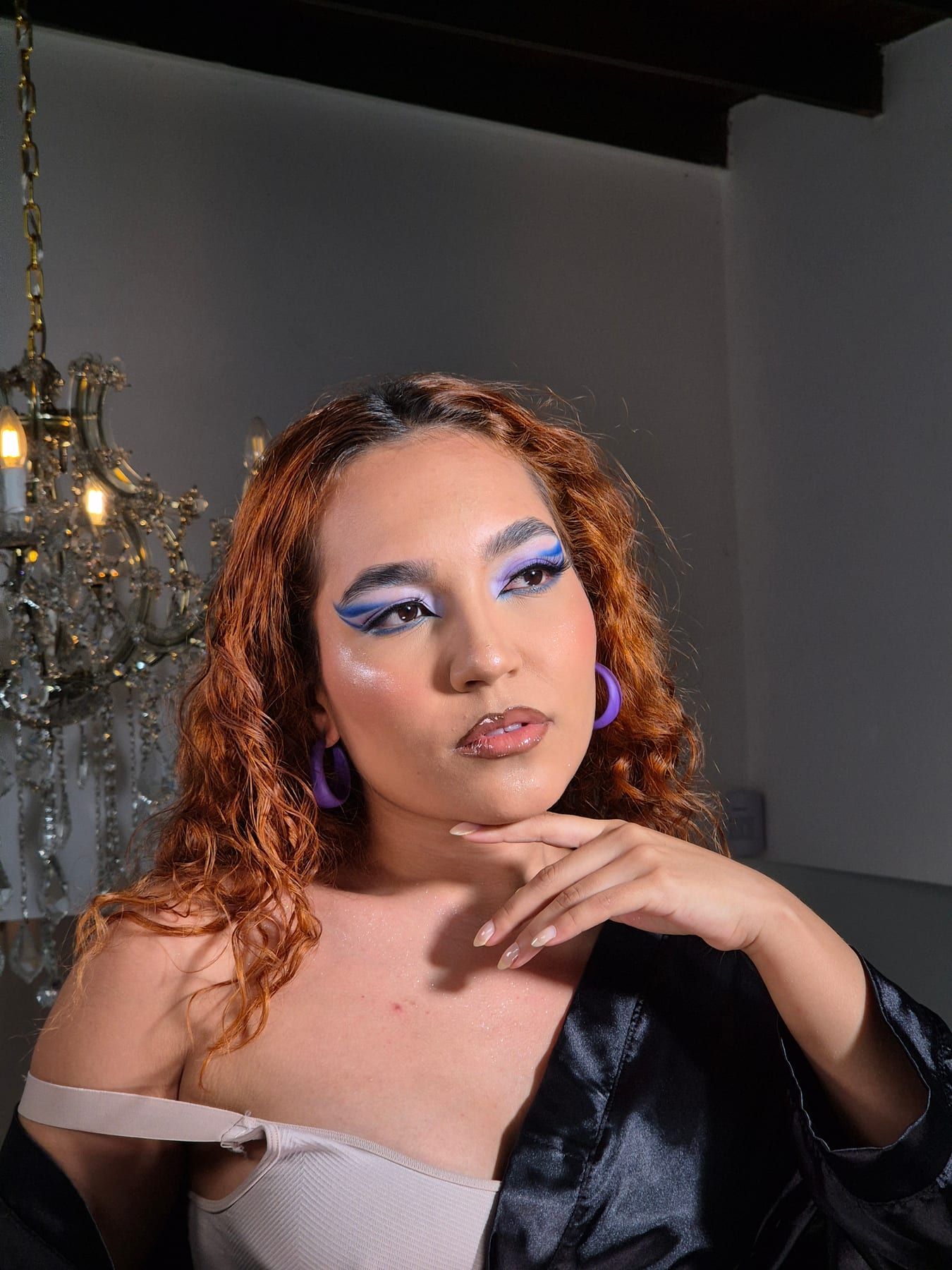 Maquillaje profesional de ojos con delineado gráfico en tonos azules realizado en Medellín