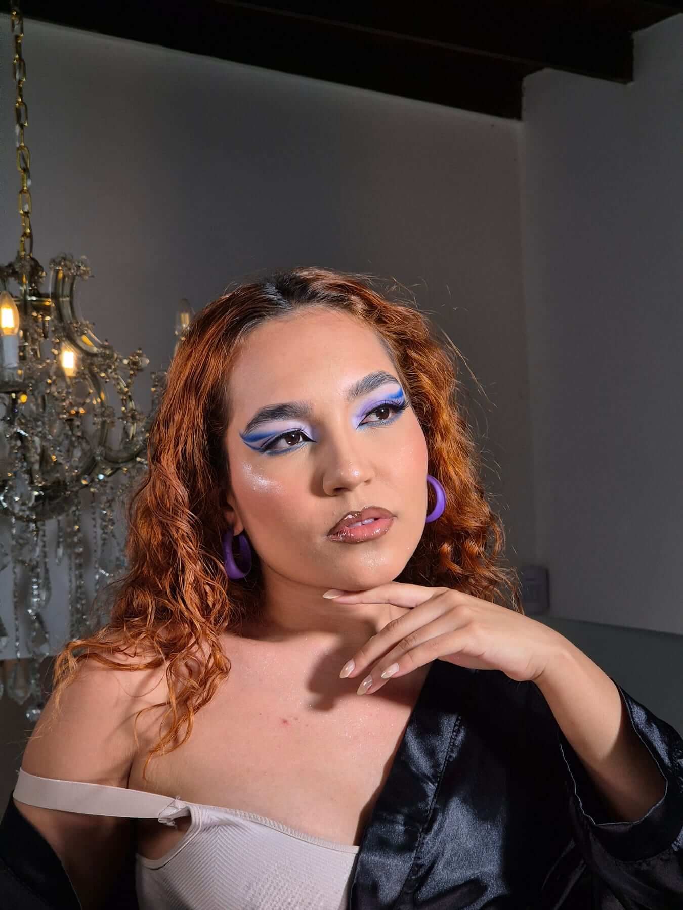 Maquillaje profesional de ojos con delineado gráfico en tonos azules realizado en La Estrella
