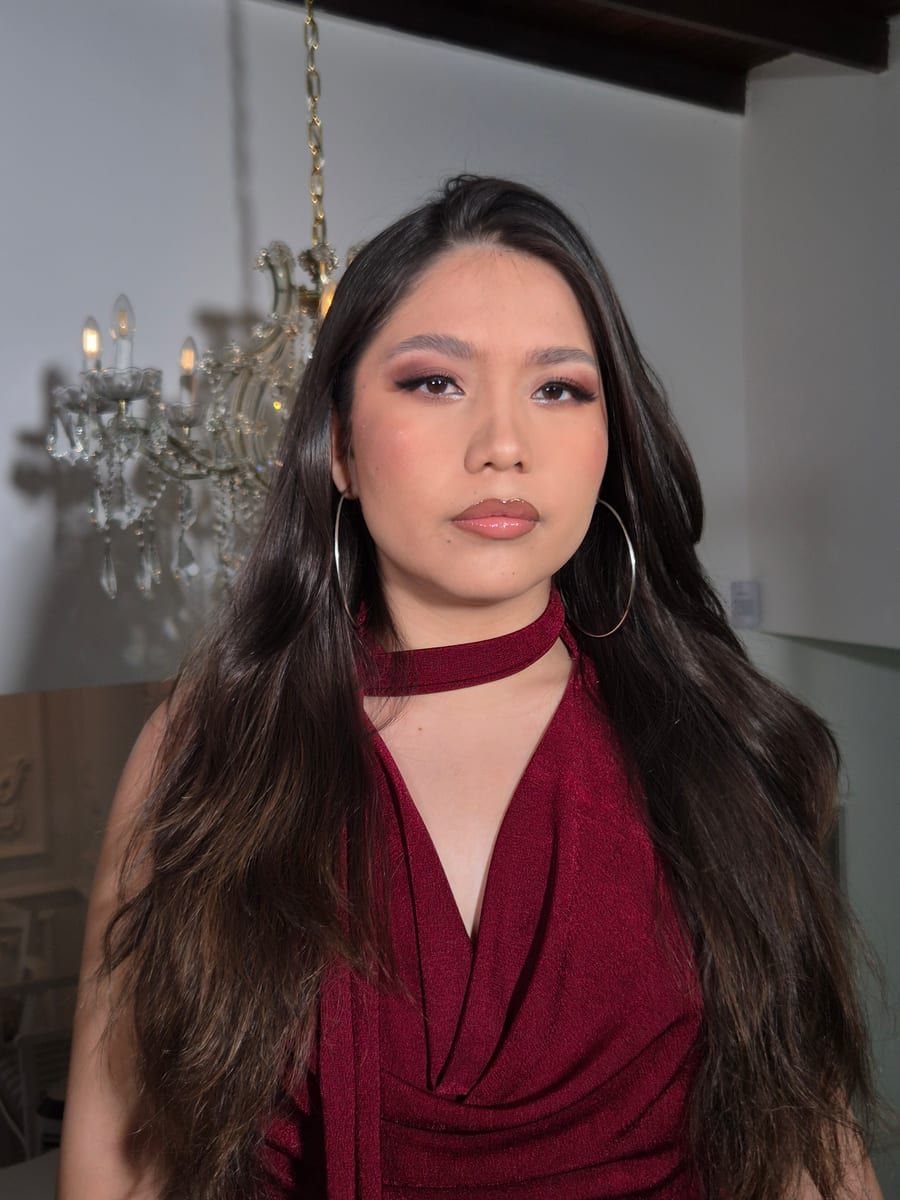 Maquillaje social en tonos vino con ojos ahumados y acabado impecable
