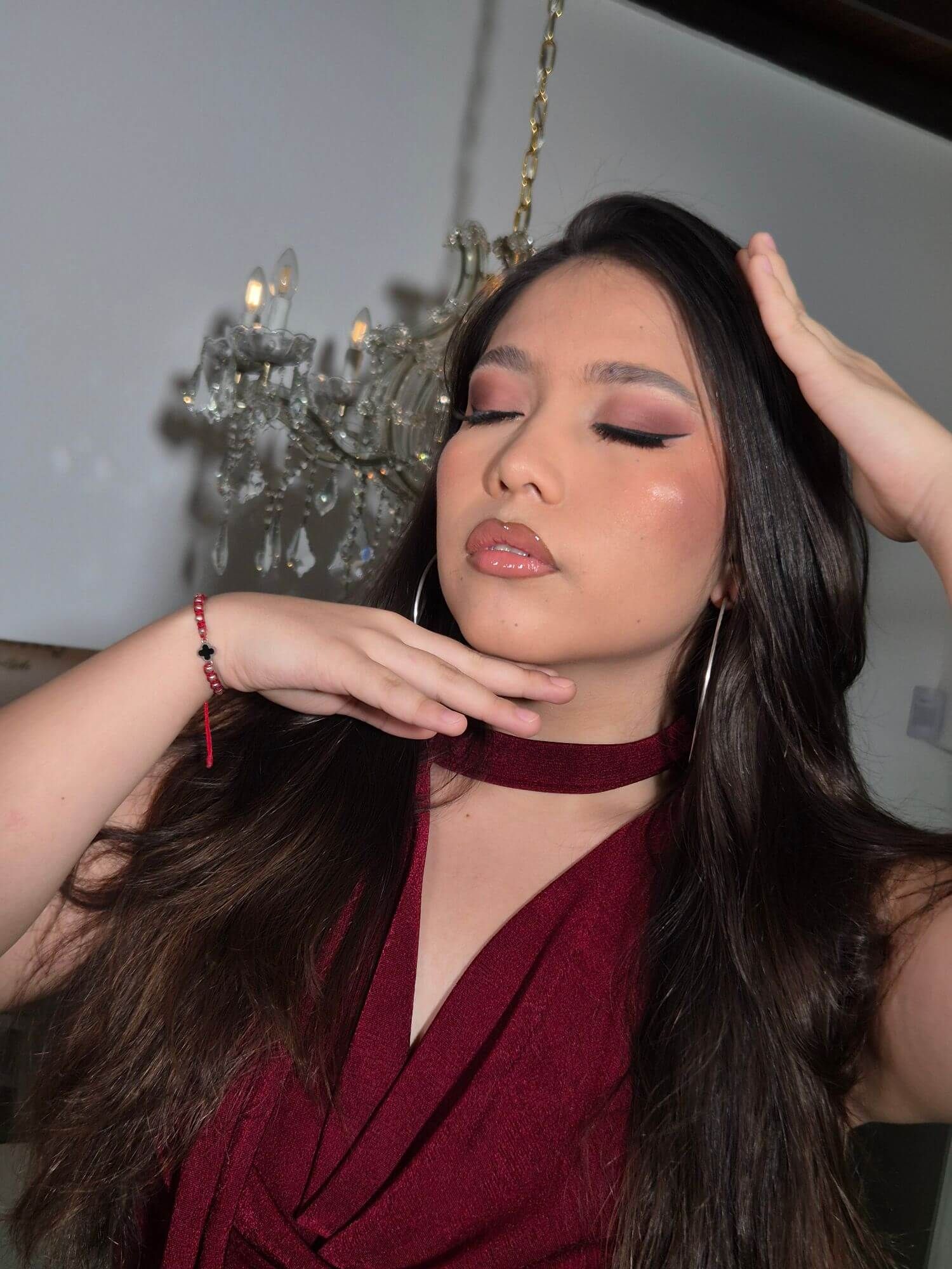 Maquillaje social en tonos vino con ojos ahumados y acabado impecable