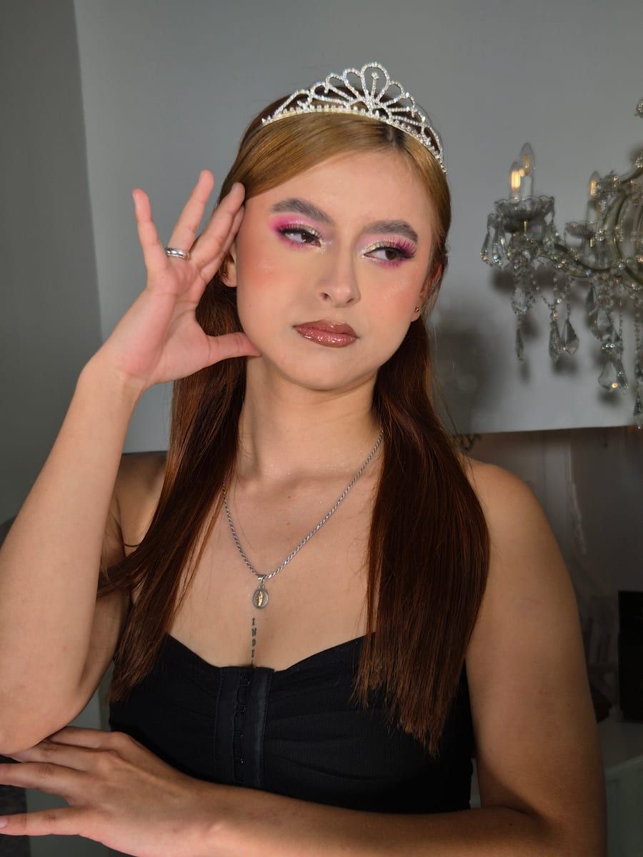 Maquillaje de quinceañera con sombras rosadas, brillos y tiara
