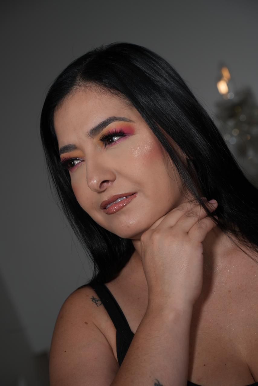 Maquillaje de evento con ahumado en tonos cálidos y labios nude